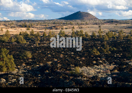 Teufel Homestead Lavastrom mit Schonchin Butte, Vulkan Vermächtnis National Scenic Byway, Lava Betten Nationaldenkmal, Kalifornien Stockfoto