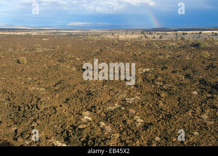 Teufel Homestead Lava Flow mit Regenbogen, Lava Beds National Monument, Kalifornien Stockfoto