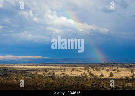 Regenbogen aus Teufel Homestead Lavastrom übersehen, Lava Betten Nationaldenkmal, Kalifornien Stockfoto
