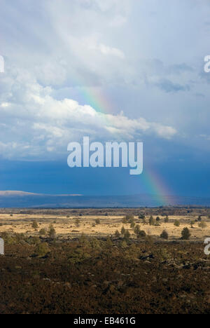 Regenbogen aus Teufel Homestead Lavastrom übersehen, Lava Betten Nationaldenkmal, Kalifornien Stockfoto