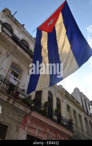 Eine kubanische Fahne hängt über einer Wohnstraße im Centro Havanna Stockfoto