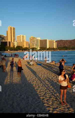 Menschen am Strand von Waikiki und Waikiki Hotels und Eigentumswohnungen, Honolulu, Oahu, Hawaii, USA Stockfoto
