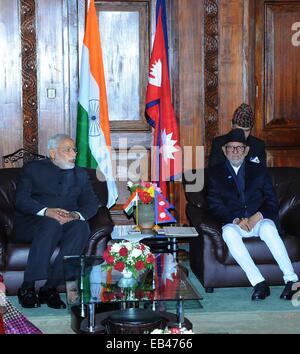 Kathmandu, Nepal. 25. November 2014. Nepalese Prime Minister Sushil Koirala (R) trifft sich mit indischen Premierminister Narendra Modi vor 18. Südasiatischen Vereinigung für regionale Zusammenarbeit (SAARC) Gipfel in Kathmandu, Nepal, 25. November 2014. Die SAARC wird seine 18. Gipfel in Kathmandu am 26. / 27. November abhalten. © Madhup/Xinhua/Alamy Live-Nachrichten Stockfoto