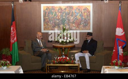 Kathmandu, Nepal. 25. November 2014. Nepalese Prime Minister Sushil Koirala (R) trifft sich mit afghanischen Präsidenten Mohammad Ashraf Ghani vor 18. Südasiatischen Vereinigung für regionale Zusammenarbeit (SAARC) Gipfel in Kathmandu, Nepal, 25. November 2014. Die SAARC wird seine 18. Gipfel in Kathmandu am 26. / 27. November abhalten. © DOI/Xinhua/Alamy Live-Nachrichten Stockfoto