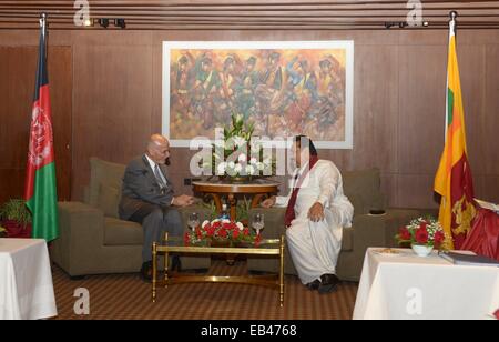 Kathmandu, Nepal. 25. November 2014. Afghanische Präsident Mohammad Ashraf Ghani (L) trifft sich mit Sri-lankischen Präsidenten Mahinda Rajapake vor 18. Südasiatischen Vereinigung für regionale Zusammenarbeit (SAARC) Gipfel in Kathmandu, Nepal, 25. November 2014. Die SAARC wird seine 18. Gipfel in Kathmandu am 26. / 27. November abhalten. © DOI/Xinhua/Alamy Live-Nachrichten Stockfoto