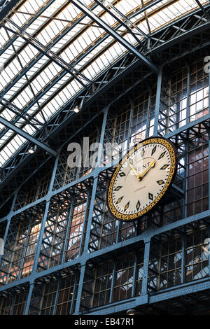 Die St Pancras International Uhr von Dent in der Barlow vergossen, London St Pancras Stockfoto