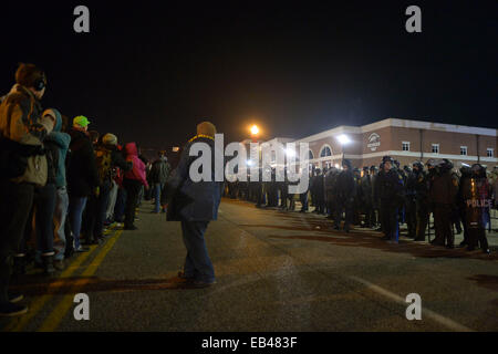 Ferguson, USA. 25. November 2014. Mitglieder der Nationalgarde in Kampfmontur stehen an der Demonstration vor Ort außerhalb Ferguson Polizeistation, St. Louis County, Missouri, Vereinigte Staaten von Amerika, 25. November 2014. Mehr als 1.500 Truppen der Nationalgarde trat etwa 700 Gardisten, die bereits auf der Bühne gegen lokale Gesetze Durchsetzung schützen Bewohner und Eigentum in Ferguson, einen Tag nach eine Grand Jury zur hand eine Anklage gegen Ferguson Polizeibeamten Darren Wilson,, die abgelehnt erschießt unbewaffneten Teenager Michael Brown im August zu helfen. Bildnachweis: Yin Bogu/Xinhua/Alamy Live-Nachrichten Stockfoto