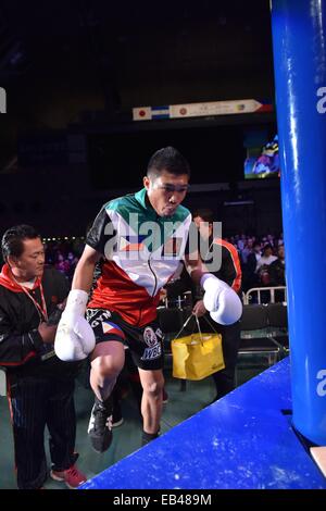 Kanagawa, Japan. 22. November 2014. Felsigen Fuentes (PHI) Boxen: Rocky Fuentes Philippinen betritt den Ring vor dem WBC Fliegengewicht Titelkampf in Yokohama International Swimming Pool in Kanagawa, Japan. © Hiroaki Yamaguchi/AFLO/Alamy Live-Nachrichten Stockfoto