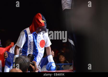 Kanagawa, Japan. 22. November 2014. Römische Gonzalez (NCA) Boxen: Roman Gonzalez aus Nicaragua betritt den Ring vor dem WBC Fliegengewicht Titelkampf in Yokohama International Swimming Pool in Kanagawa, Japan. © Hiroaki Yamaguchi/AFLO/Alamy Live-Nachrichten Stockfoto