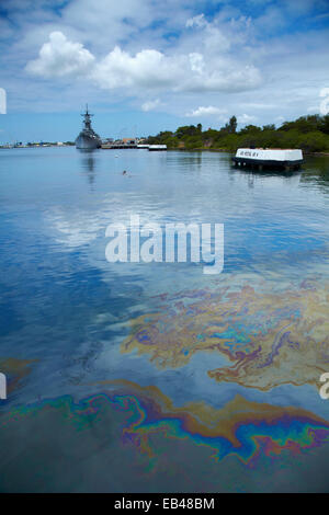 Ölteppich von USS Arizona, und USS Missouri (Website der japanischen Kapitulation im zweiten Weltkrieg), Pearl Harbour, Honululu, Oahu, Hawaii, USA Stockfoto