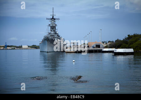 Wrack der USS Arizona und USS Missouri in Ferne (Ort der Kapitulation der japanischen WWII), Pearl Harbor, Honolulu, Oahu, Hawaii, USA Stockfoto