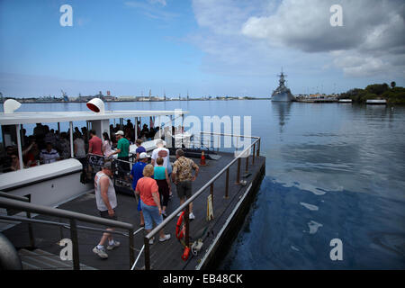 Touristen, die USS Arizona Memorial und USS Missouri, Pearl Harbour, Honolulu, Oahu, Hawaii, USA Stockfoto