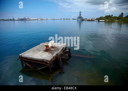 Wrack der USS Arizona und USS Missouri in Ferne (Ort der Kapitulation der japanischen WWII), Pearl Harbor, Honolulu, Oahu, Hawaii, USA Stockfoto