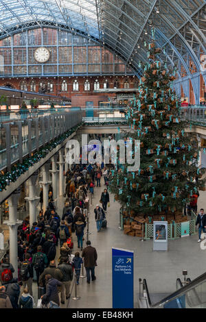 Weihnachten-Warteschlangen für den Eurostar International in London St Pancras Bahnhof Stockfoto