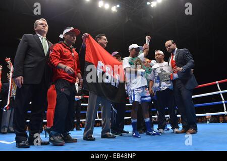 Kanagawa, Japan. 22. November 2014. Römische Gonzalez (NCA) Boxen: Roman Gonzalez aus Nicaragua feiert mit seinem Champion Gürtel nach dem Gewinn des WBC im Fliegengewicht Titelkampf in Yokohama International Swimming Pool in Kanagawa, Japan. © Hiroaki Yamaguchi/AFLO/Alamy Live-Nachrichten Stockfoto