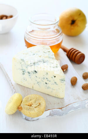 Blauschimmelkäse mit Mandeln, Feigen und Honig auf ein Schneidebrett, Essen Stockfoto