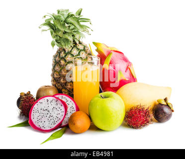 Saft im Glas und tropischen Früchten auf weiß Stockfoto