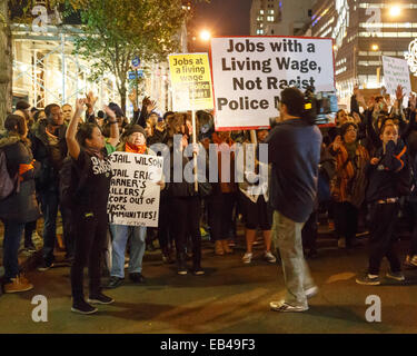 New York City, USA. 25. November 2015. Proteste in den Straßen von New York City auf 25. November 2014, einen Tag nach eine Grand Jury in Ferguson, MI lehnte es ab, eine Anklage gegen die Rückkehr in die Polizei schießen unbewaffnete afrikanisch-amerikanischen Teenagers Michael Brown. Bildnachweis: Jannis Werner/Alamy Live-Nachrichten Stockfoto