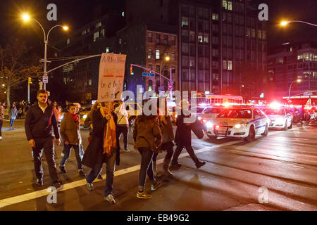 New York City, USA. 25. November 2015. Proteste in den Straßen von New York City auf 25. November 2014, einen Tag nach eine Grand Jury in Ferguson, MI lehnte es ab, eine Anklage gegen die Rückkehr in die Polizei schießen unbewaffnete afrikanisch-amerikanischen Teenagers Michael Brown. Bildnachweis: Jannis Werner/Alamy Live-Nachrichten Stockfoto