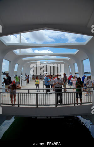 Touristen auf der USS Arizona Memorial, Pearl Harbour, Honolulu, Oahu, Hawaii, USA Stockfoto