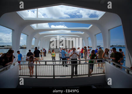 Touristen auf der USS Arizona Memorial, Pearl Harbour, Honolulu, Oahu, Hawaii, USA Stockfoto