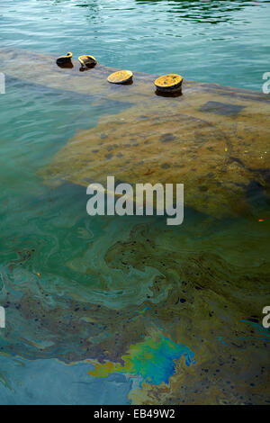 Ölpest aus Schlachtschiff USS Arizona Wrack versenkt 1941 Pearl Harbour Angriff, Pearl Harbor, Honolulu, Oahu, USA Stockfoto