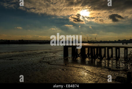 Flut heraus: Sonnenuntergang am Ufer der Themse mit Blick auf Greenwich Schlamm Stockfoto