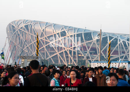 Menschenmengen besucht das "Vogelnest" Nationalstadion für die Olympischen Spiele 2008 in Peking gebaut Stockfoto