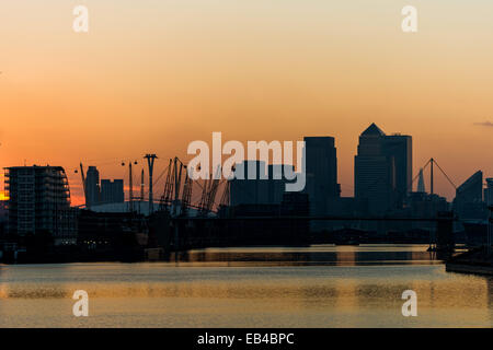 Emirates Air Line Seilbahn bei Sonnenuntergang über den Millennium Dome, heute O2-Arena in Dockalnds, East London mit den Wolkenkratzern Stockfoto