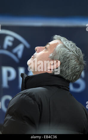 Gelsenkirchen, Deutschland. 25. November 2014. Chelsea Trainer Jose Mourinho bei der Fußball-Champions League-Gruppe G-match zwischen FC Schalke 04 und FC Chelsea in der Veltins Arena in Gelsenkirchen, Deutschland, 25. November 2014. Schalke verlor das Spiel 0-5. Bildnachweis: Dpa picture Alliance/Alamy Live News Stockfoto