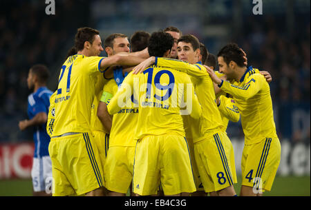 Gelsenkirchen, Deutschland. 25. November 2014. Chelsea Spieler feiern ein Tor in der Champions League-Gruppe G-Fußballspiel zwischen FC Schalke 04 und FC Chelsea in der Veltins Arena in Gelsenkirchen, Deutschland, 25. November 2014. Schalke verlor das Spiel 0-5. Bildnachweis: Dpa picture Alliance/Alamy Live News Stockfoto