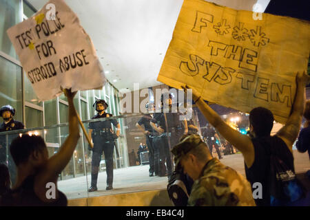 Los Angeles, USA. 25. November 2014. Demonstranten versammeln sich vor dem LAPD-Sitz in der Innenstadt von Los Angeles, die Grand Jury-Entscheidung nicht zu Inidct Ferguson Polizist Darren Wilson über die Erschießung von Michael Brown zu protestieren. Bildnachweis: David Honl/ZUMA Draht/Alamy Live-Nachrichten Stockfoto