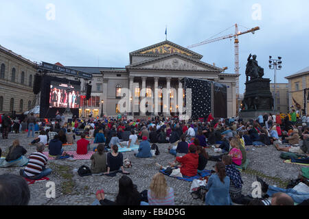 München, 29. Juni 2014 - Oper für alle. Ein Ereignis, das von BMW gesponsert.  Arbeitnehmer, die clearing-Metallzaun nach dem Spiel auf Nationa Stockfoto