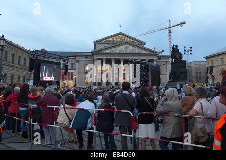 München, 29. Juni 2014 - Oper für alle. Ein Ereignis, das von BMW gesponsert.  Arbeitnehmer, die clearing-Metallzaun nach dem Spiel auf Nationa Stockfoto