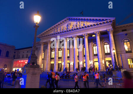 München, 29. Juni 2014 - Oper für alle. Ein Ereignis, das von BMW gesponsert.  Arbeitnehmer, die clearing-Metallzaun nach dem Spiel auf Nationa Stockfoto