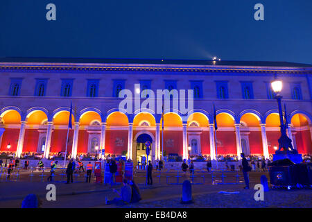 München, 29. Juni 2014 - Oper für alle. Ein Ereignis, das von BMW gesponsert.  Arbeitnehmer, die clearing-Metallzaun nach dem Spiel auf Nationa Stockfoto