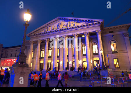 München, 29. Juni 2014 - Oper für alle. Ein Ereignis, das von BMW gesponsert.  Arbeitnehmer, die clearing-Metallzaun nach dem Spiel auf Nationa Stockfoto