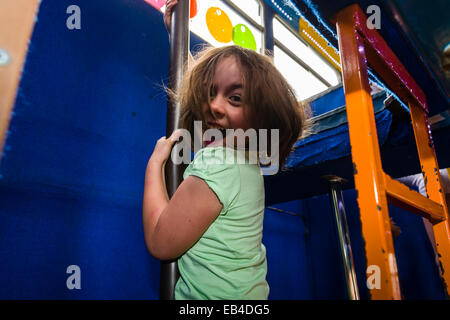 Kinder spielen auf einem Doppeldecker-Bus in eine Geburtstag Partylocation für gymnastische Aktivitäten umgewandelt. Stockfoto