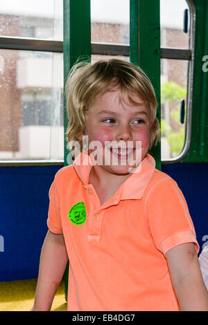 Ein Junge spielt auf einem Doppeldecker-Bus in eine Geburtstag Partylocation für gymnastische Aktivitäten umgewandelt. Stockfoto