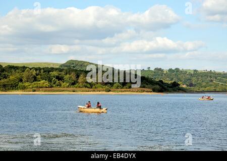 Blick über Carsington Reservoir mit kleinen Ruderbooten auf dem See Carsington, Derbyshire, England, Vereinigtes Königreich, West-Europa. Stockfoto