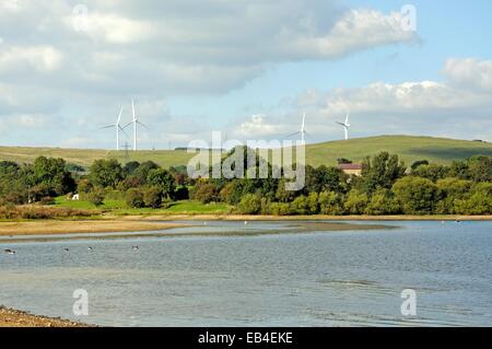 Blick über Carsington Reservoir mit Windgeneratoren am Hang, Carsington, Derbyshire, England, Vereinigtes Königreich, West-Europa. Stockfoto