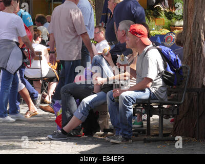 Sandwiches, Fastfood Würstchen essen unter Baum Viktualienmarkt Markt München Deutschland Europa Stockfoto