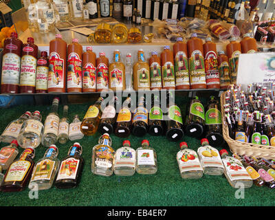 Alkohol Bier Likör Verkauf Markt unter freiem Himmel Viktualienmarkt München Deutschland Europa Stockfoto