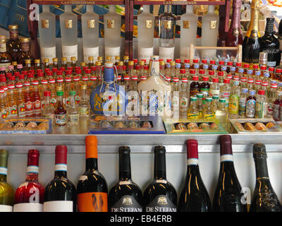 Alkohol Bier Likör Verkauf Markt unter freiem Himmel Viktualienmarkt München Deutschland Europa Stockfoto