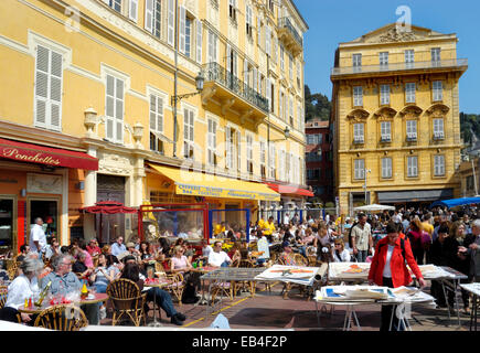 Nizza, Cote d'Azur, Provence, Frankreich. Markt an der Stelle Charles Felix. Das gelbe Haus, in dem Henri Matisse lebte Stockfoto