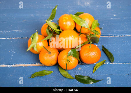 Mandarinen auf dem alten blauen Tisch Stockfoto