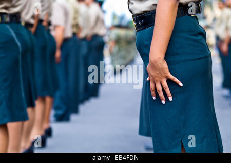 Ein peruanische Armee-Offizier steht stramm mit ihrem weißen Nagellack Kontrast gegen den blauen ihres Rockes. Stockfoto