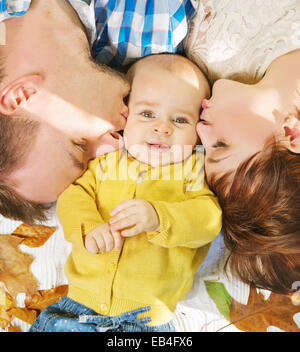 Eltern, umarmen und küssen baby Stockfoto