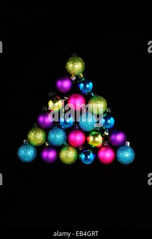 Bunte Christbaumkugeln aus Kunststoff in einer dreieckigen Form. Stockfoto