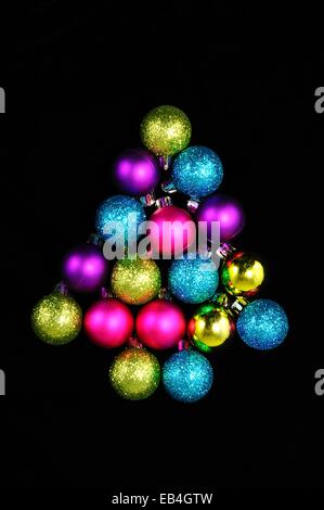 Bunte Christbaumkugeln Kunststoff in Form eines Weihnachtsbaum. Stockfoto